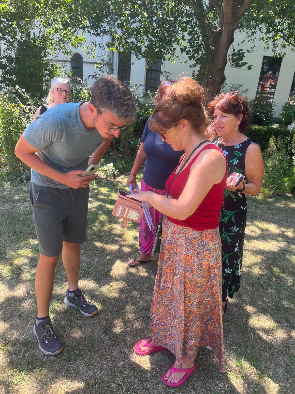 Groepje bezoekers overlegt samen tijdens een tuinmoment